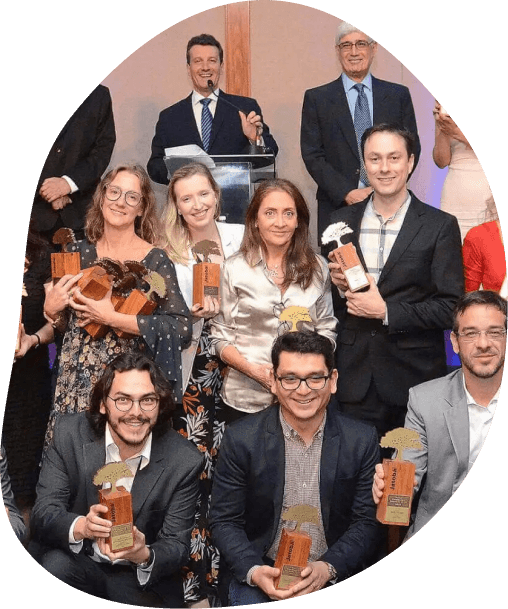 Equipe da Agência Carti premiada em cerimônia, segurando os troféus
